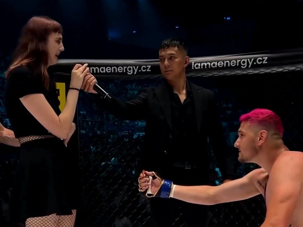 Luchadora de MMA pierde el combate y pide la mano de su novia y lo humilla en vivo por TV