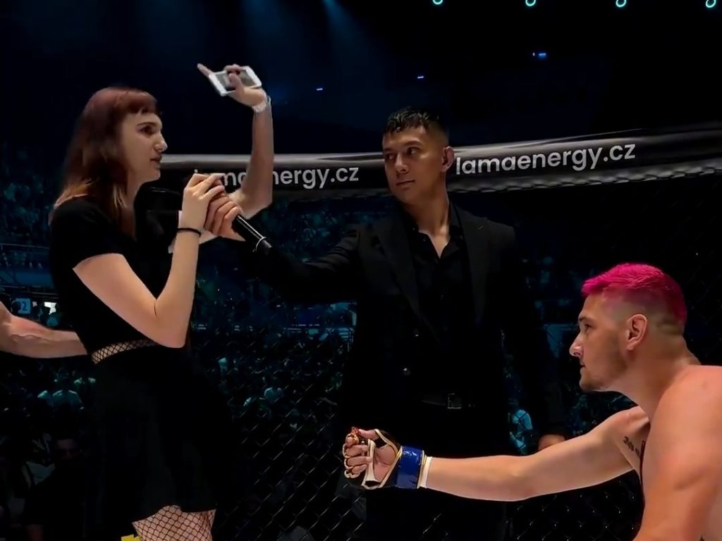 Luchadora de MMA pierde el combate y pide la mano de su novia y lo humilla en vivo por TV