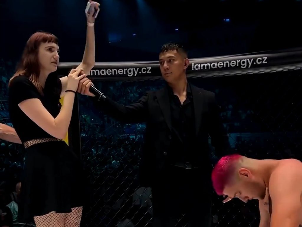 Luchadora de MMA pierde el combate y pide la mano de su novia y lo humilla en vivo por TV