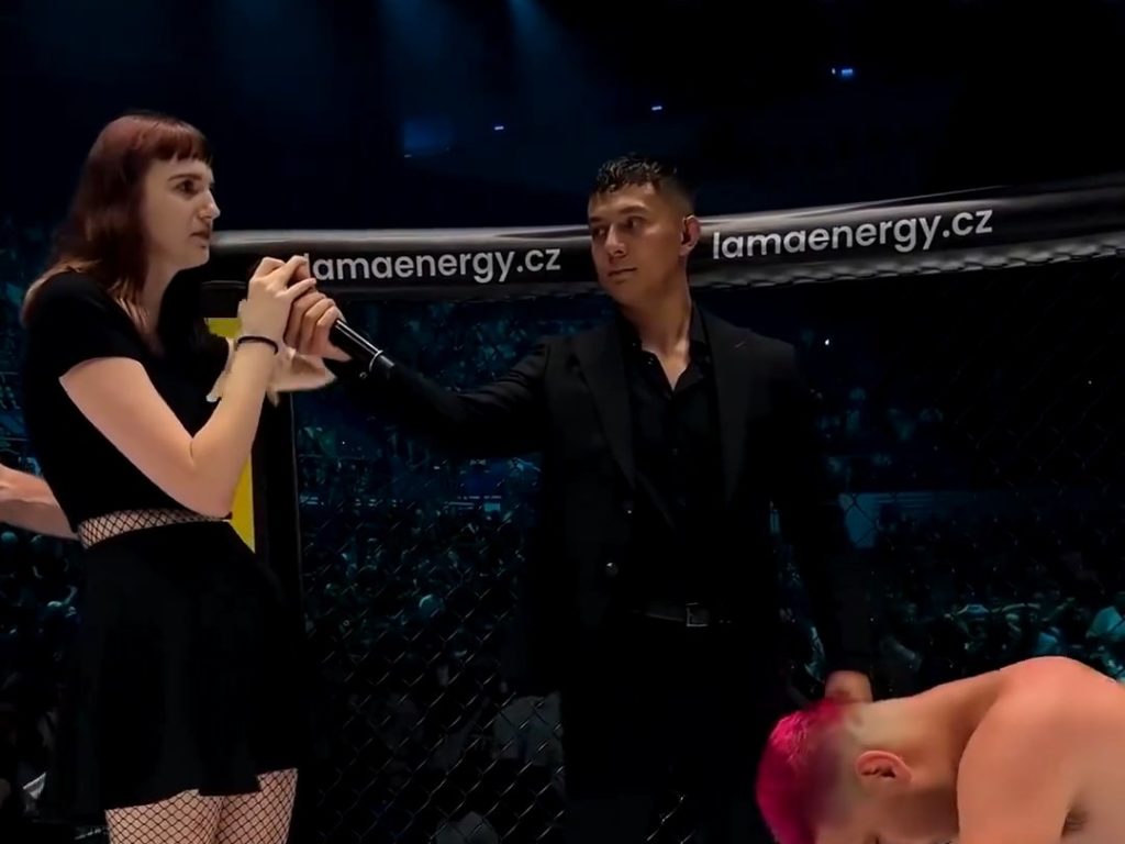 Luchadora de MMA pierde el combate y pide la mano de su novia y lo humilla en vivo por TV