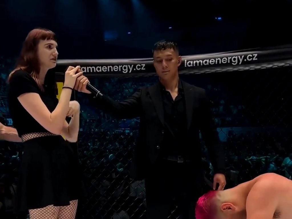 Luchadora de MMA pierde el combate y pide la mano de su novia y lo humilla en vivo por TV