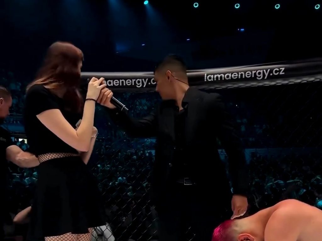 Luchadora de MMA pierde el combate y pide la mano de su novia y lo humilla en vivo por TV