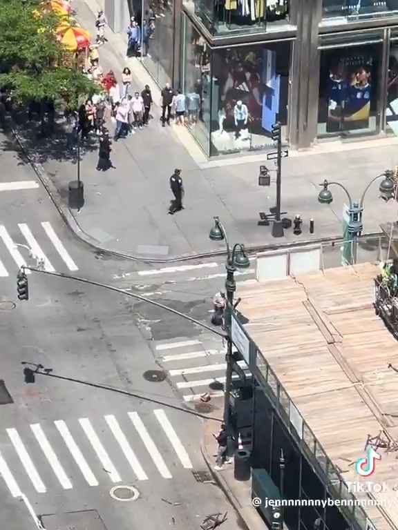 Wahnsinn in New York, Mann wirft Stühle von der Spitze eines Wolkenkratzers: verhaftet