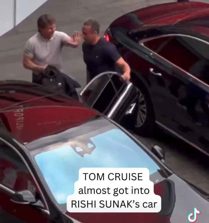 Gaffe di Tom Cruise, filmato mentre "ruba" l'auto al premier Sunak