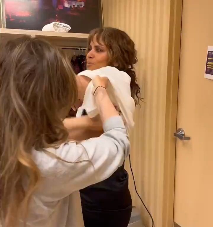 Halle Berry discute con un vestido y queda colgando al viento tratando de quitárselo