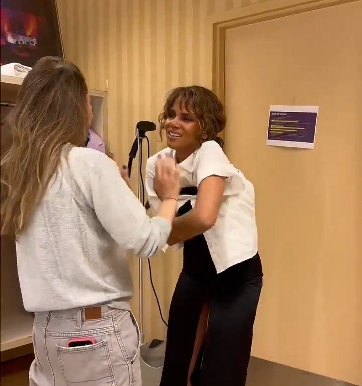 Halle Berry discute con un vestido y queda colgando al viento tratando de quitárselo