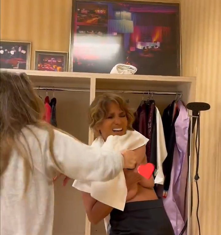 Halle Berry discute con un vestido y queda colgando al viento tratando de quitárselo