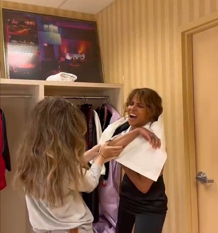 Halle Berry discute con un vestido y queda colgando al viento tratando de quitárselo