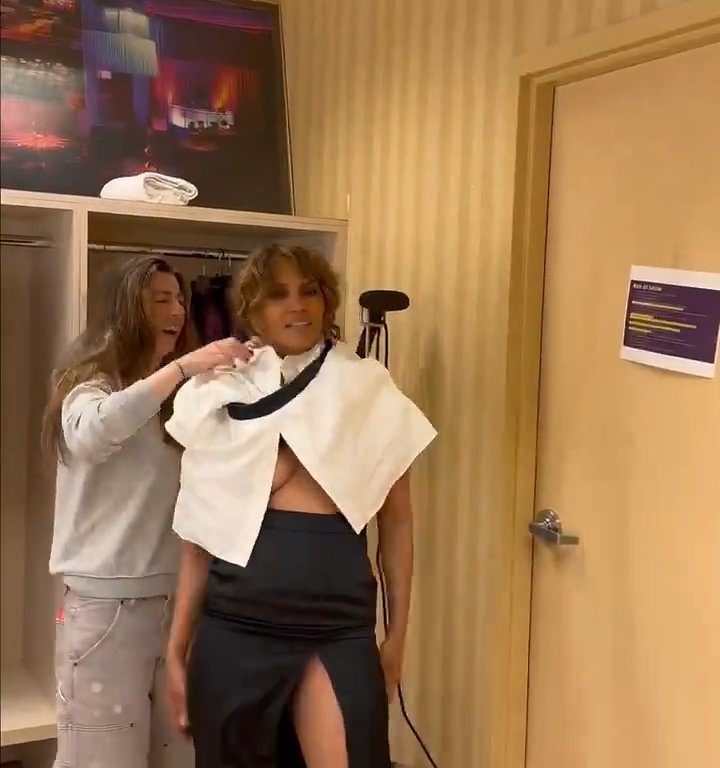 Halle Berry discute con un vestido y queda colgando al viento tratando de quitárselo