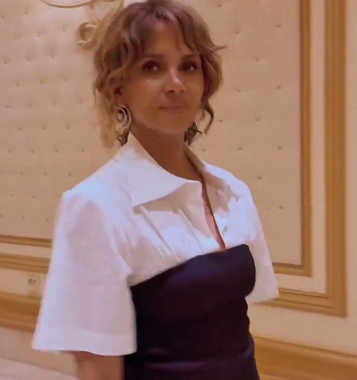 Halle Berry discute con un vestido y queda colgando al viento tratando de quitárselo