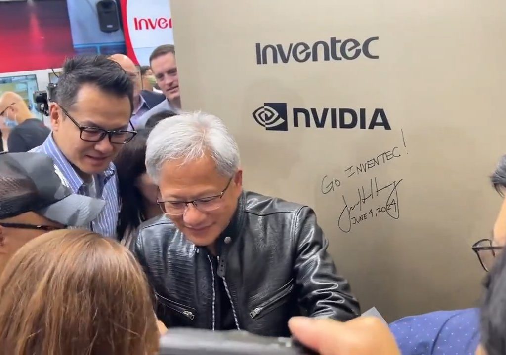 Le PDG de Nvidia signe les seins d'un fan : la polémique éclate