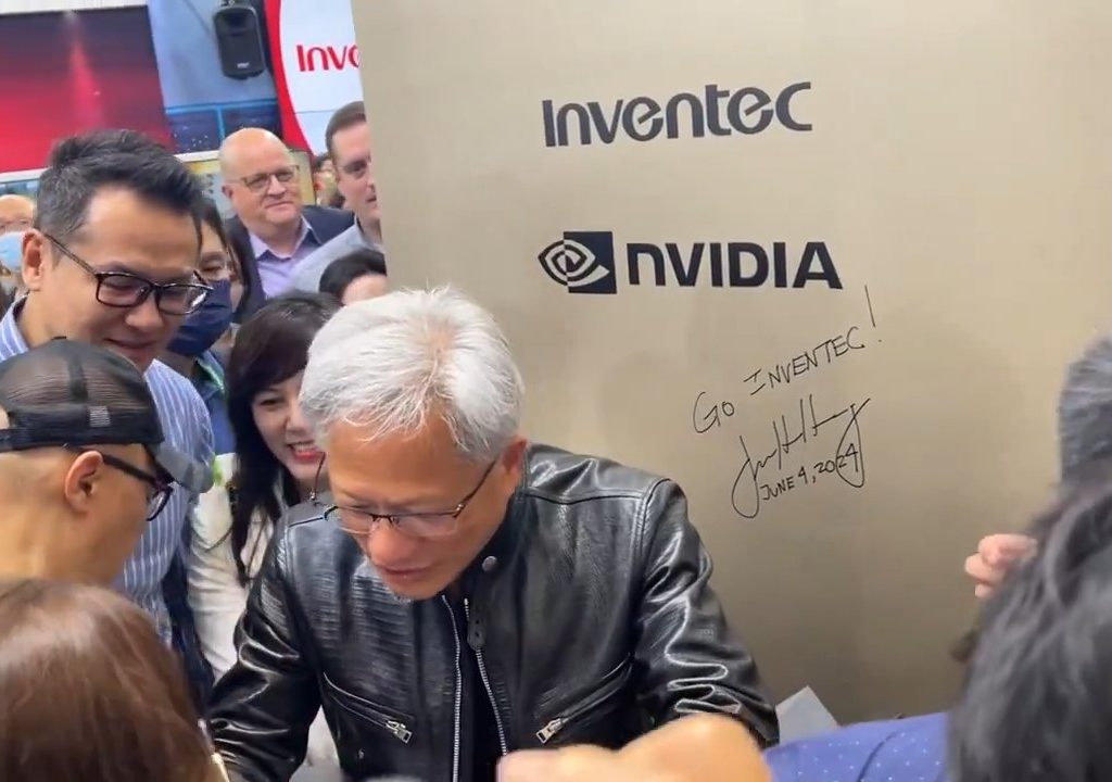 Le PDG de Nvidia signe les seins d'un fan : la polémique éclate