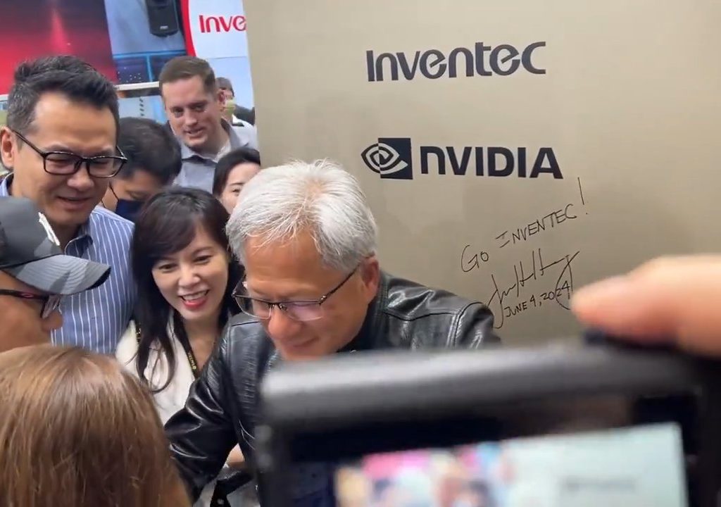 Le PDG de Nvidia signe les seins d'un fan : la polémique éclate