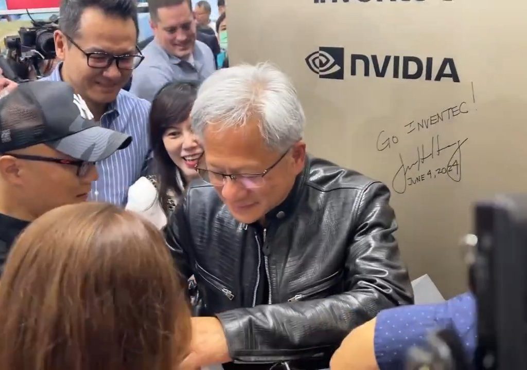 Le PDG de Nvidia signe les seins d'un fan : la polémique éclate