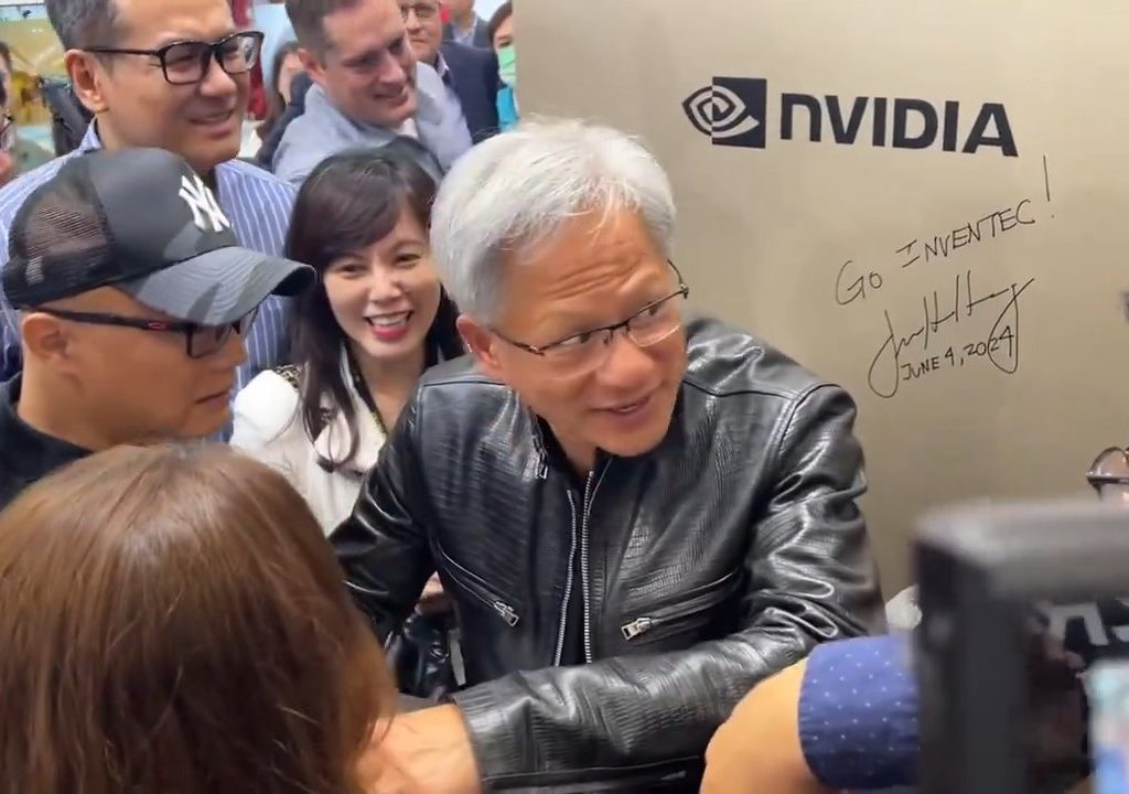 Le PDG de Nvidia signe les seins d'un fan : la polémique éclate