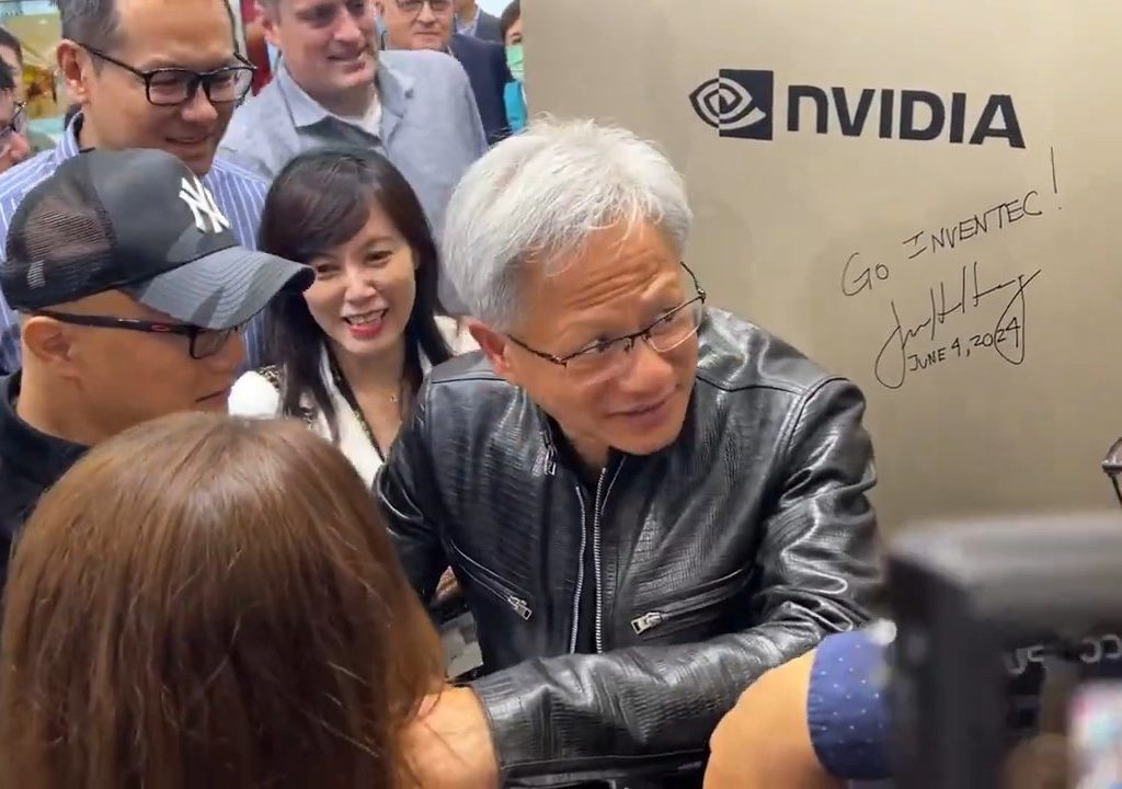 Le PDG de Nvidia signe les seins d'un fan : la polémique éclate