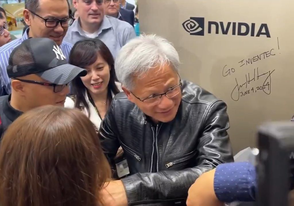 Le PDG de Nvidia signe les seins d'un fan : la polémique éclate