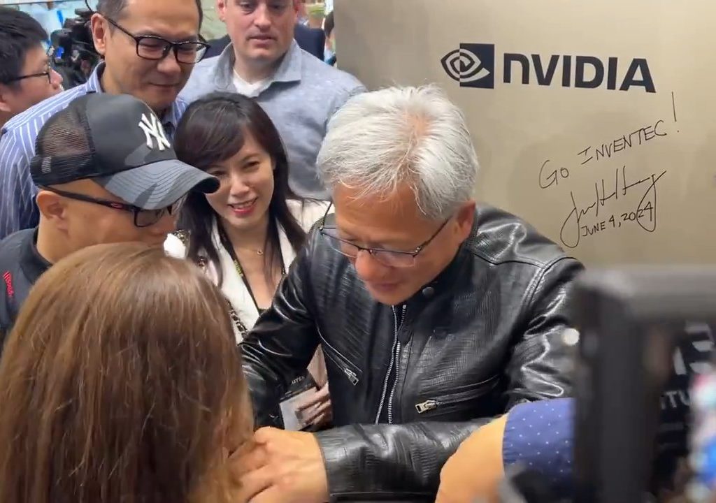 Le PDG de Nvidia signe les seins d'un fan : la polémique éclate