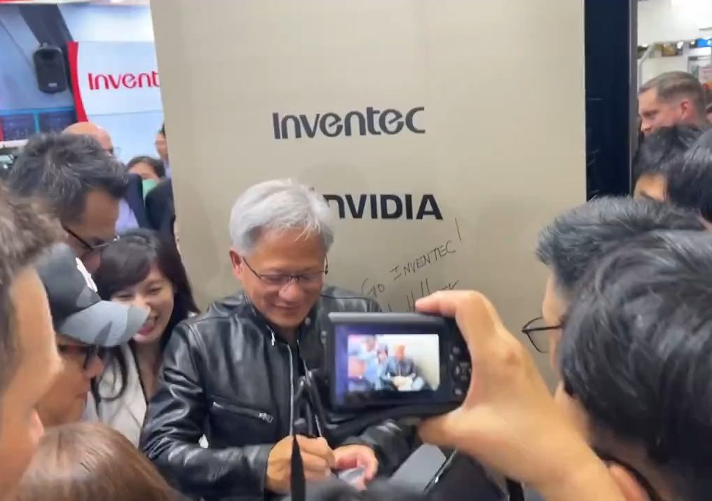 Le PDG de Nvidia signe les seins d'un fan : la polémique éclate