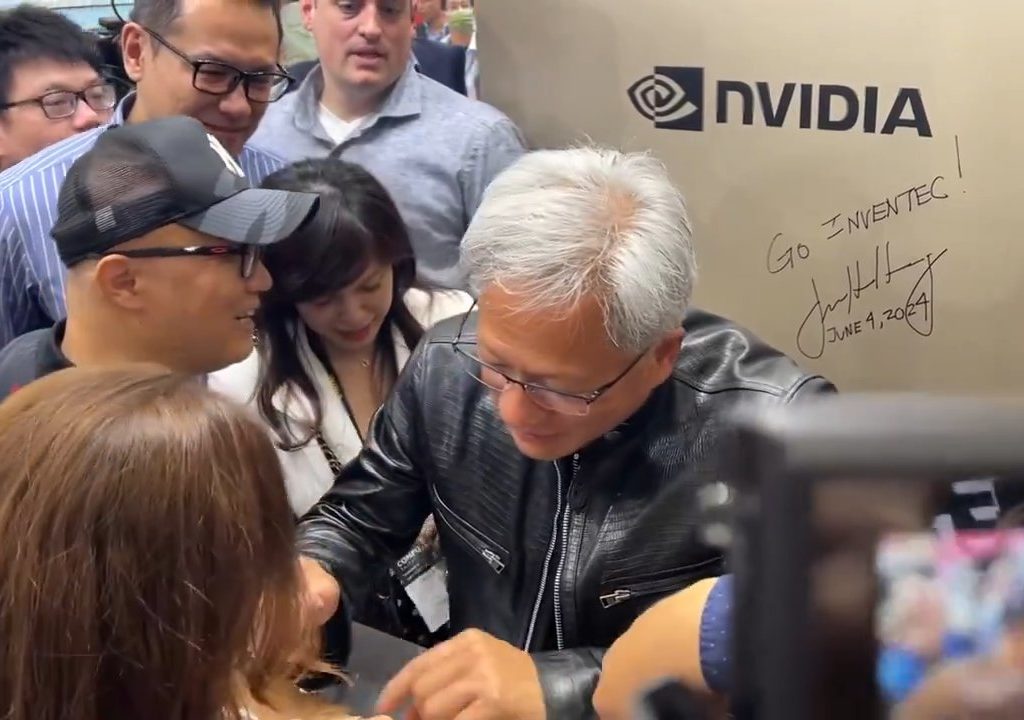 Le PDG de Nvidia signe les seins d'un fan : la polémique éclate