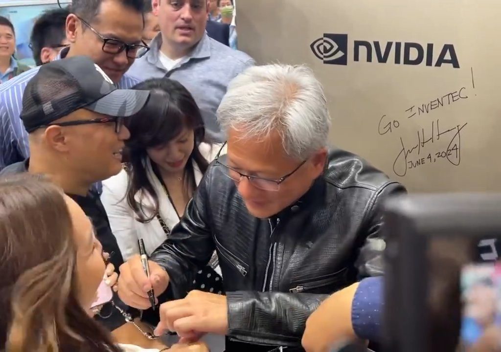 Le PDG de Nvidia signe les seins d'un fan : la polémique éclate