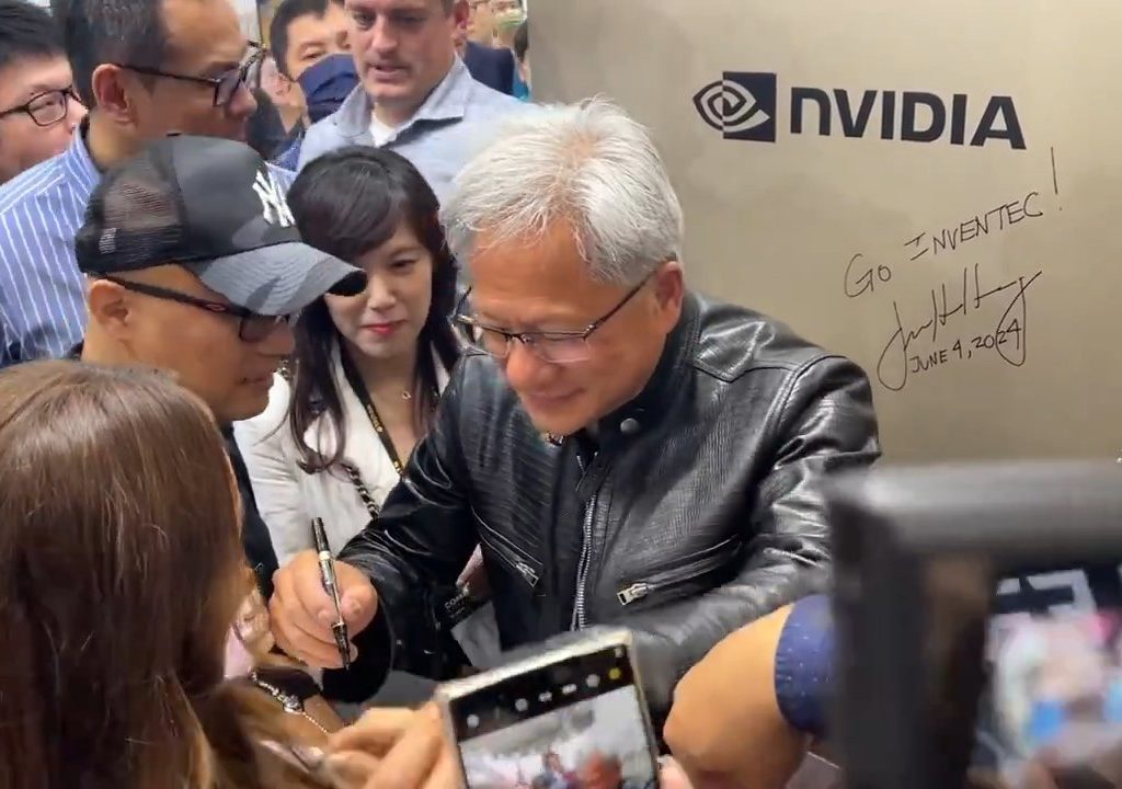 Le PDG de Nvidia signe les seins d'un fan : la polémique éclate