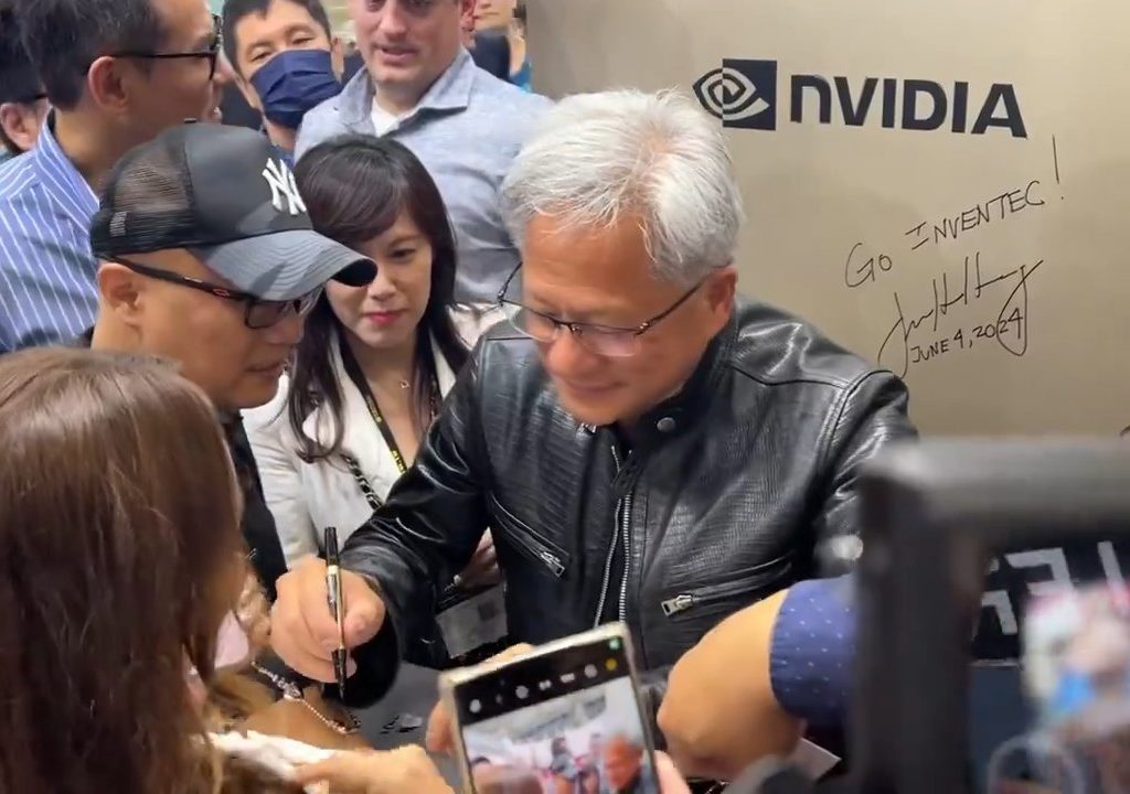 Le PDG de Nvidia signe les seins d'un fan : la polémique éclate