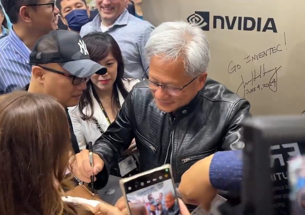 Le PDG de Nvidia signe les seins d'un fan : la polémique éclate