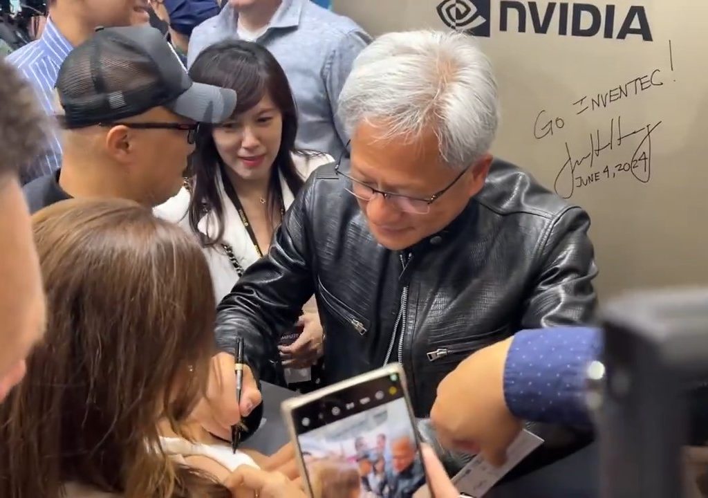 Le PDG de Nvidia signe les seins d'un fan : la polémique éclate