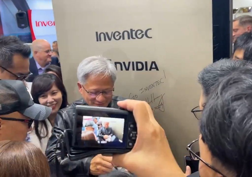 Le PDG de Nvidia signe les seins d'un fan : la polémique éclate