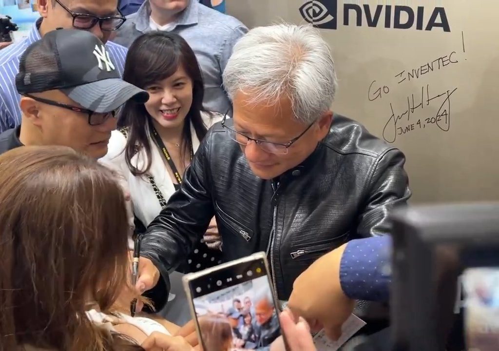 Le PDG de Nvidia signe les seins d'un fan : la polémique éclate