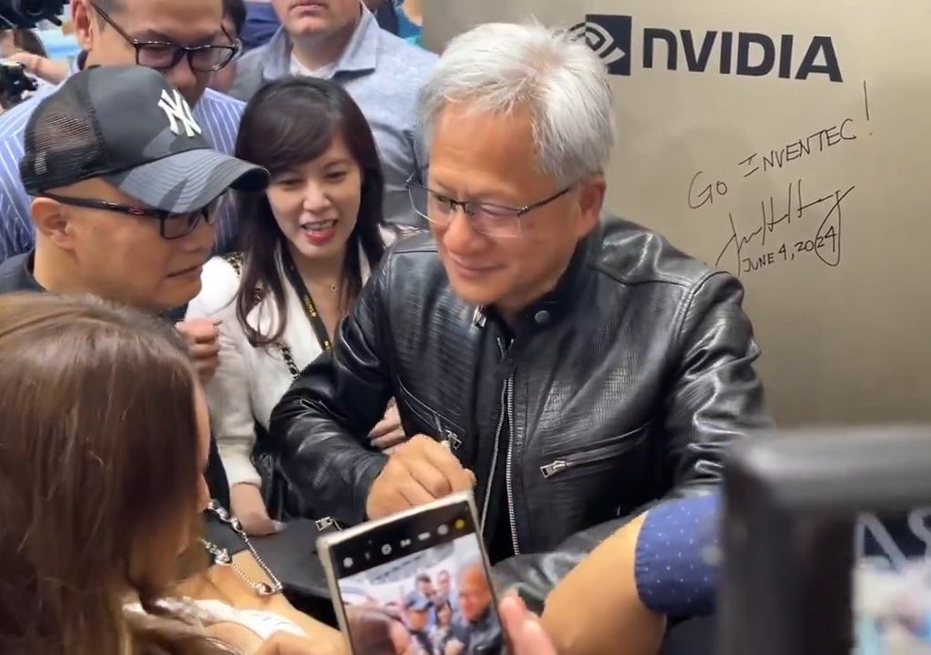 Le PDG de Nvidia signe les seins d'un fan : la polémique éclate