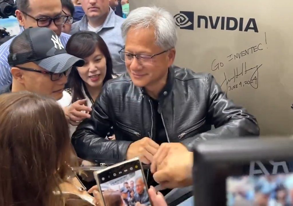 Le PDG de Nvidia signe les seins d'un fan : la polémique éclate