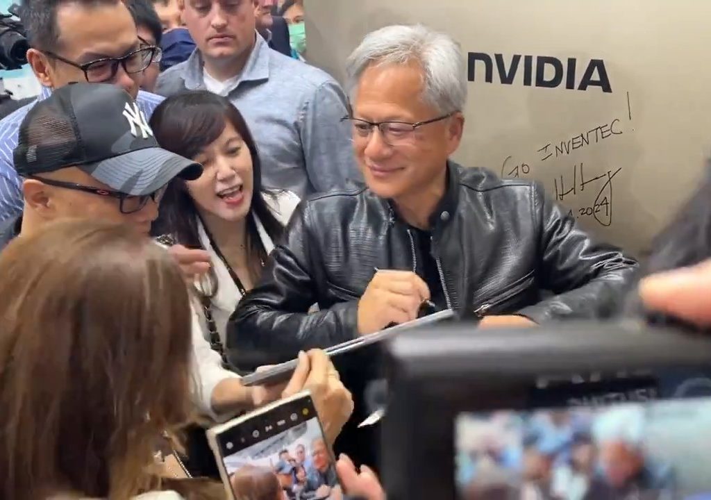 Le PDG de Nvidia signe les seins d'un fan : la polémique éclate