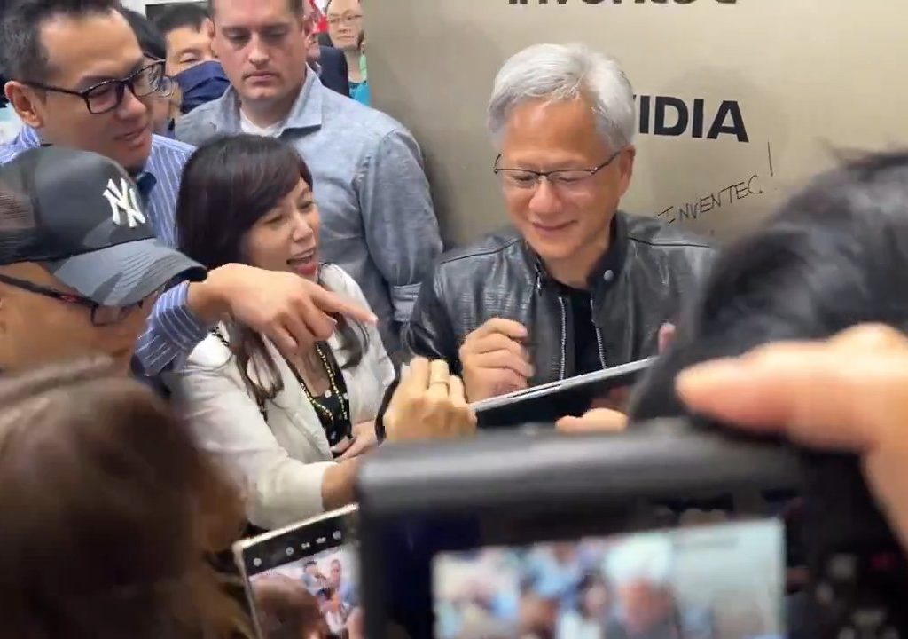 Le PDG de Nvidia signe les seins d'un fan : la polémique éclate