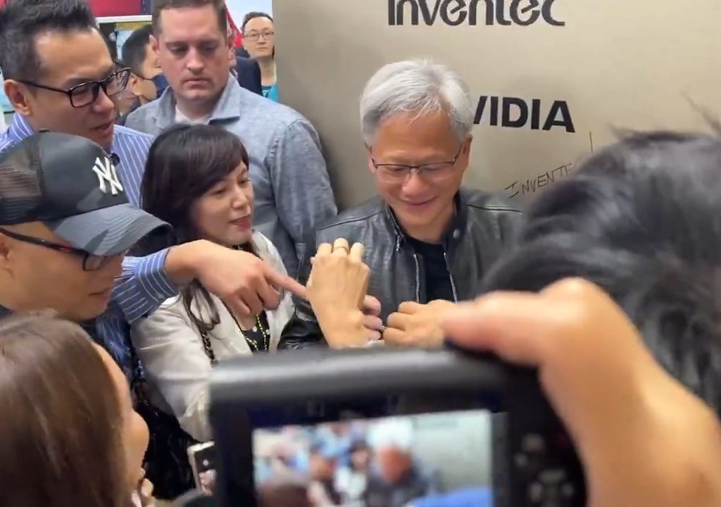 Le PDG de Nvidia signe les seins d'un fan : la polémique éclate