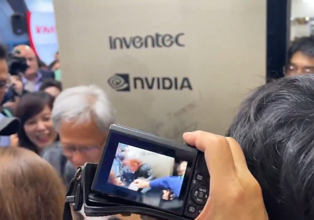 Le PDG de Nvidia signe les seins d'un fan : la polémique éclate