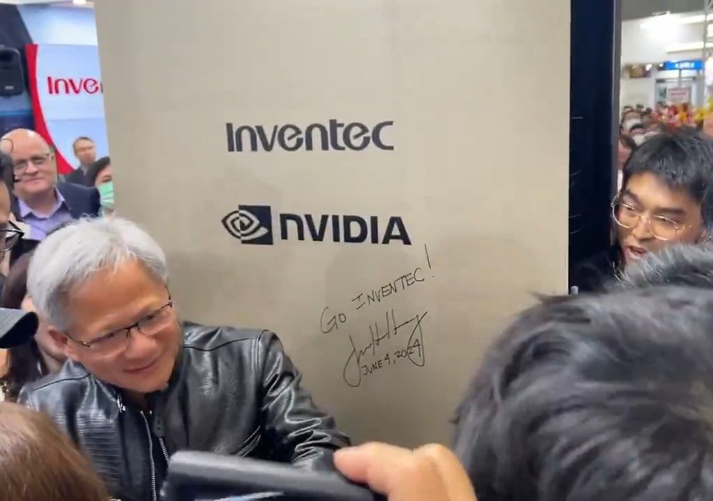 Le PDG de Nvidia signe les seins d'un fan : la polémique éclate