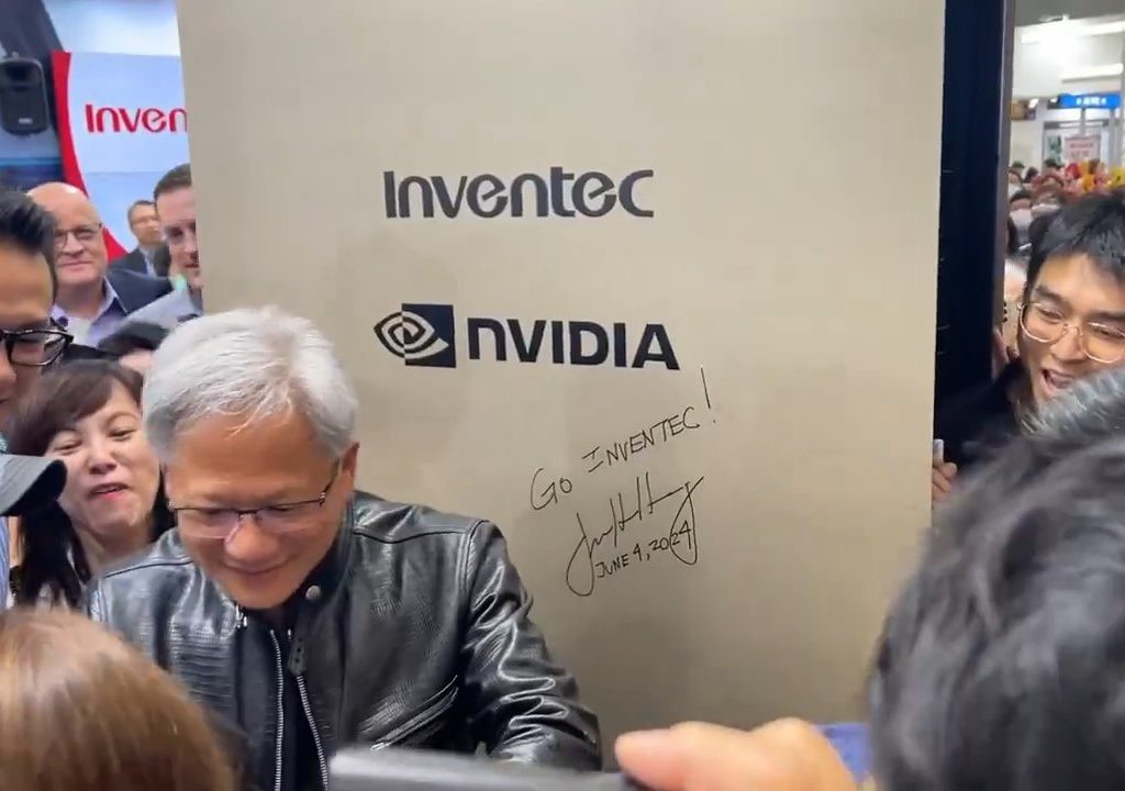 Le PDG de Nvidia signe les seins d'un fan : la polémique éclate