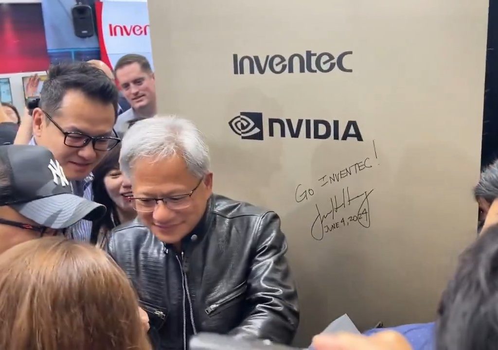 Le PDG de Nvidia signe les seins d'un fan : la polémique éclate