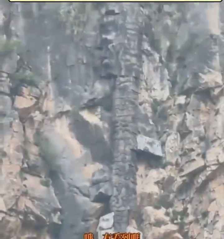 La cascade la plus haute et la plus spectaculaire de Chine est fausse : une vidéo révèle une arnaque