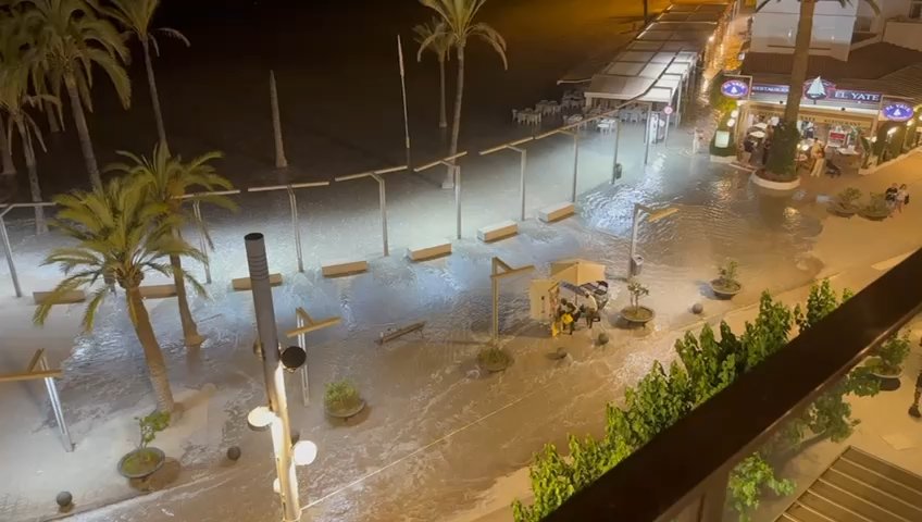 Meteotsunami en Mallorca, el mar invade Puerto Alcudia: vídeos virales