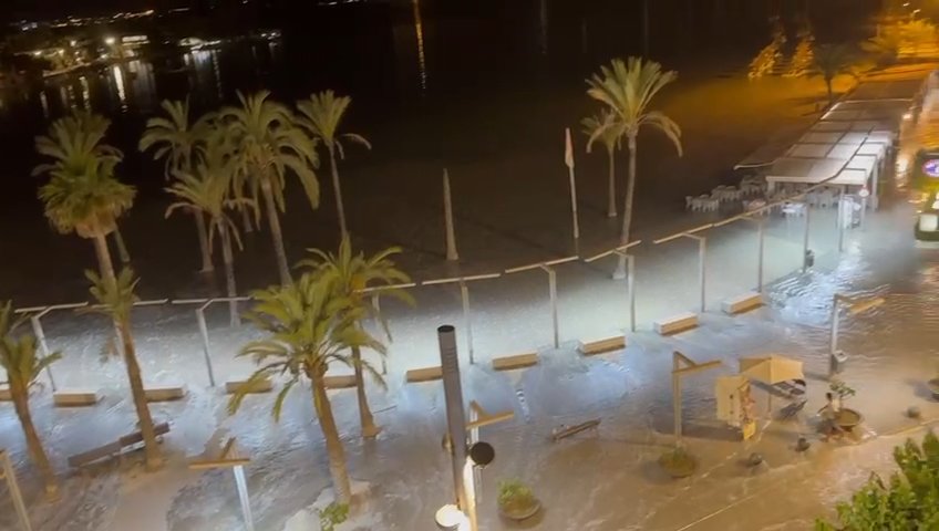 Meteotsunami auf Mallorca, das Meer dringt in Puerto Alcudia ein: virale Videos