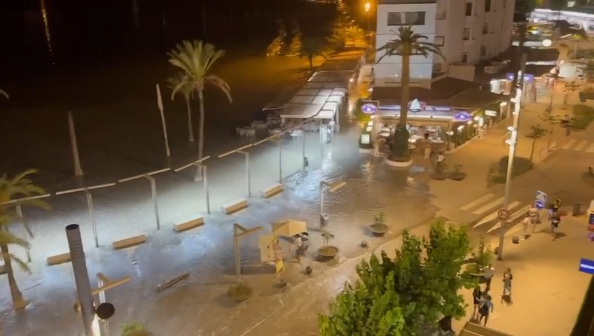 Meteotsunami auf Mallorca, das Meer dringt in Puerto Alcudia ein: virale Videos