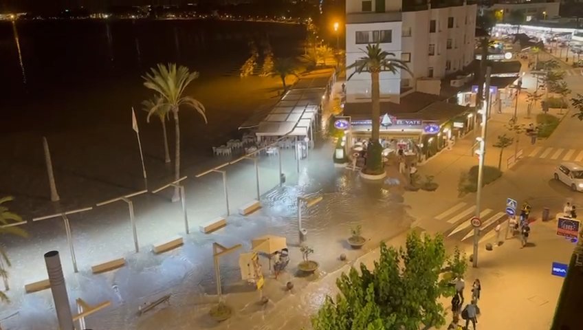 Meteotsunami auf Mallorca, das Meer dringt in Puerto Alcudia ein: virale Videos