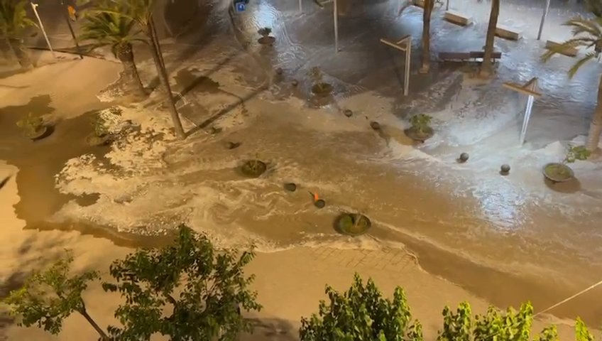 Meteotsunami auf Mallorca, das Meer dringt in Puerto Alcudia ein: virale Videos