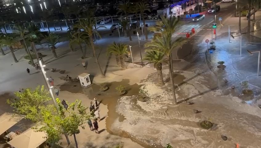 Meteotsunami auf Mallorca, das Meer dringt in Puerto Alcudia ein: virale Videos