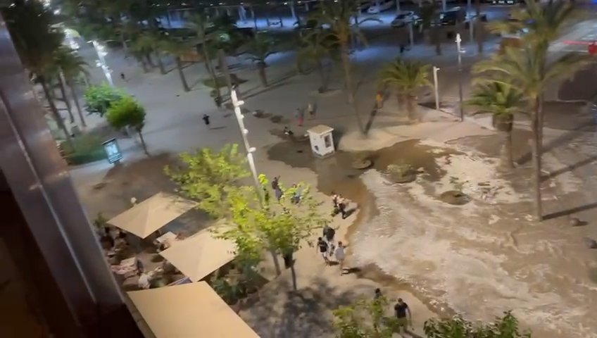 Meteotsunami en Mallorca, el mar invade Puerto Alcudia: vídeos virales