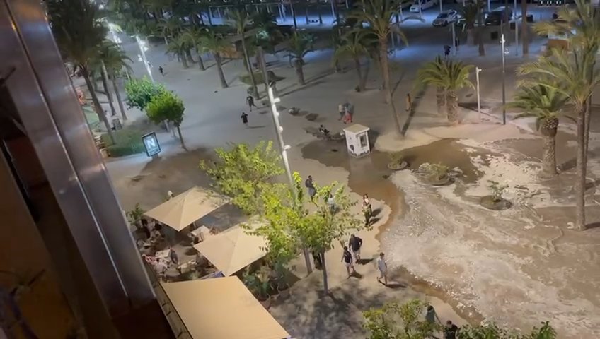 Meteotsunami auf Mallorca, das Meer dringt in Puerto Alcudia ein: virale Videos