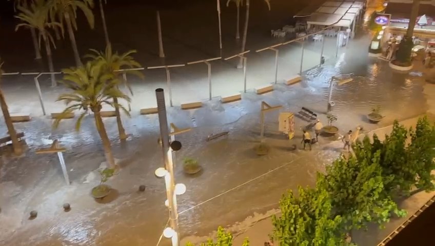 Meteotsunami auf Mallorca, das Meer dringt in Puerto Alcudia ein: virale Videos